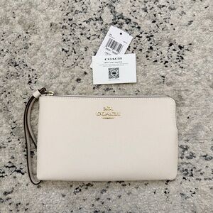 🆕 Coach Large Corner Zip Wristlet in Chalk